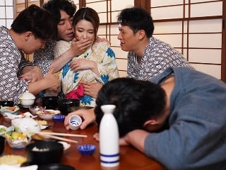 [Vietsub] Đưa vợ đi suối nước nóng, chồng không biết vợ bị người khác địt sấp mặt