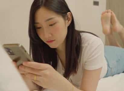 [China AV] Xinh đẹp nhưng vẫn bị chồng cắm sừng, vợ buồn tình cho anh giao hàng địt luôn