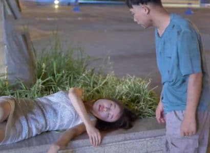 [China AV] Gã ăn mày cơ hội đưa cô gái say xỉn về nhà rồi tranh thủ địt…