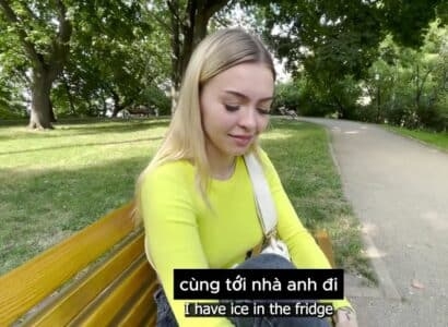 [Không che] Giúp em gái chạy bộ bị ngã bong gân về nhà được đền đáp