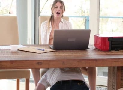 [Không che] Cô nàng nứng khi làm việc tại nhà mùa dịch