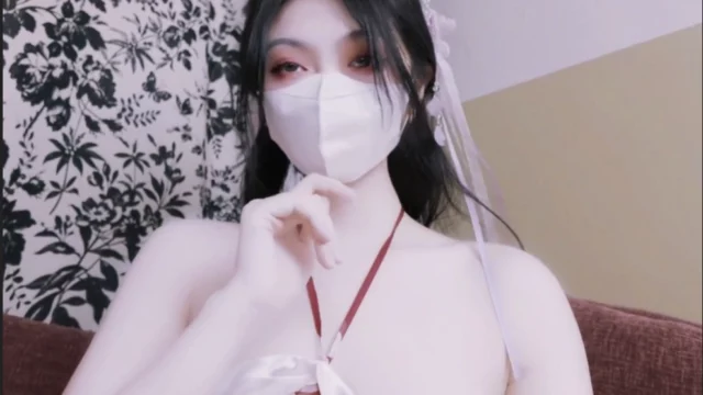 Em gái mặc trang phục cổ trang quyến rũ mạnh mẽ